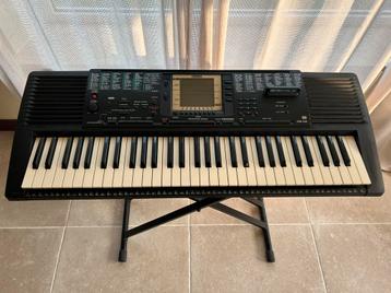 Yamaha PSR-330 inclusief standaard beschikbaar voor biedingen