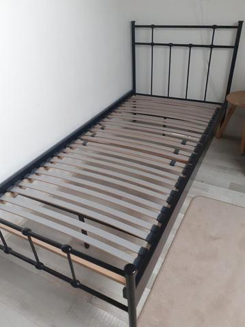 Zwart metalen bed 90x200 incl. lattenbodem in goede staat. beschikbaar voor biedingen