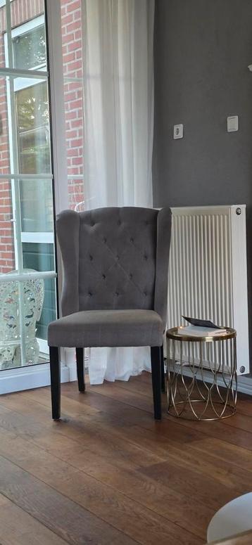 4 eetkamerstoelen gecapitonneerd beschikbaar voor biedingen