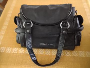 Fraaie zwart- leren handtas van het merk ARMANI JEANS. beschikbaar voor biedingen