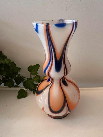 Mondgeblazen vaas swirl patroon beschikbaar voor biedingen