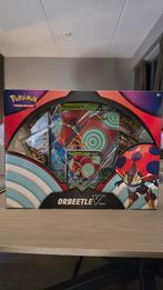 Orbeetle V Box - Evolving Skies & Cosmic Eclipse, Hobby en Vrije tijd, Verzamelkaartspellen | Pokémon, Ophalen of Verzenden, Nieuw