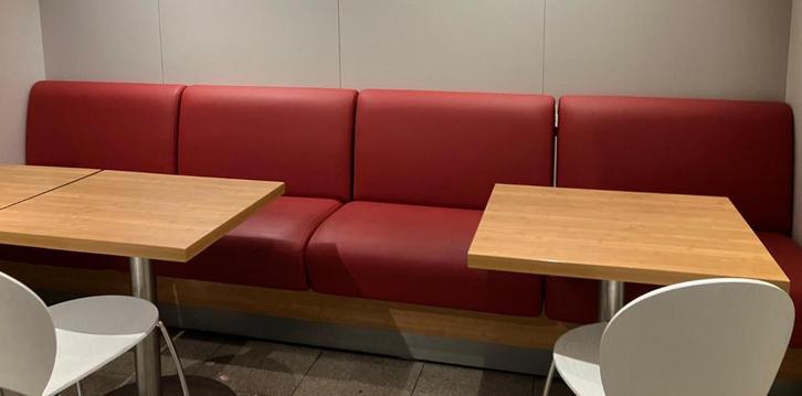 Horeca banken totaal 13m € 325 en tafels € 50 per stuk, Huis en Inrichting, Banken | Complete zithoeken, Gebruikt, Leer, Ophalen