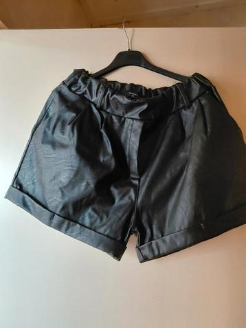 Nieuwe Imitatie Lederen Short - Maat L beschikbaar voor biedingen