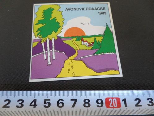 sticker avondvierdaagse 1989 wandelsport strip heide dorp, Verzamelen, Stickers, Zo goed als nieuw, Bedrijf of Vereniging, Ophalen