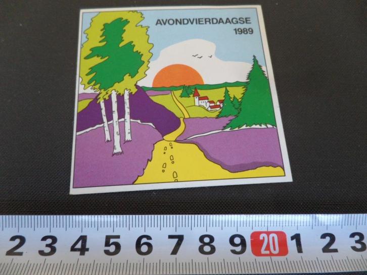 sticker avondvierdaagse 1989 wandelsport strip heide dorp, Verzamelen, Stickers, Zo goed als nieuw, Bedrijf of Vereniging, Ophalen