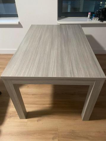 Diner Table in good condition beschikbaar voor biedingen