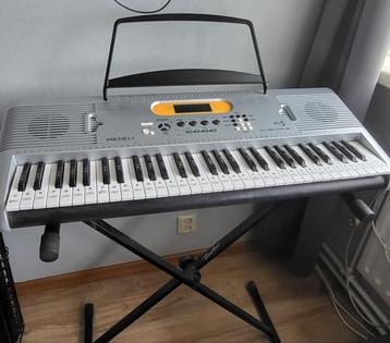 Medeli M5 keyboard met standaard beschikbaar voor biedingen