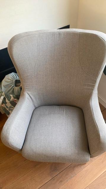 Grijze fauteuil beschikbaar voor biedingen