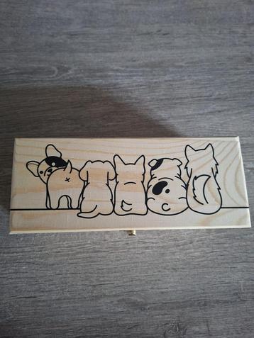 Houten theedoos met hondjes en 3 vakken. beschikbaar voor biedingen