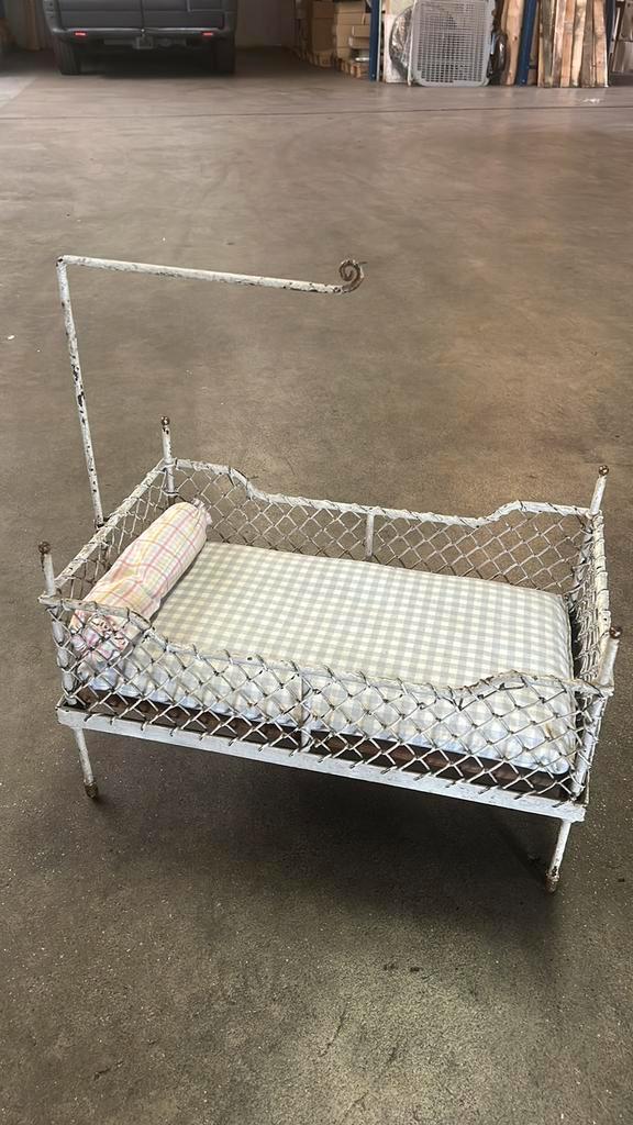 Frans poppenbed geheel gaaf brocante speelgoed, Antiek en Kunst, Curiosa en Brocante, Ophalen of Verzenden