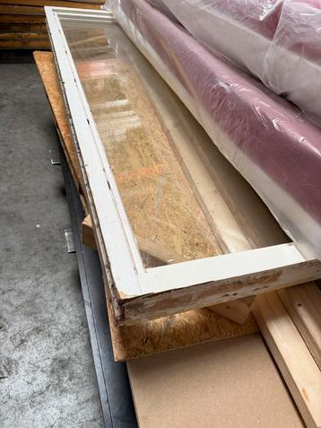 Raamkozijn met glas beschikbaar voor biedingen