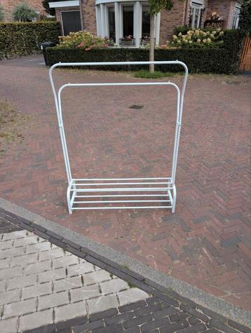 Wit Aluminium Kledingrek met Schoenenrek beschikbaar voor biedingen