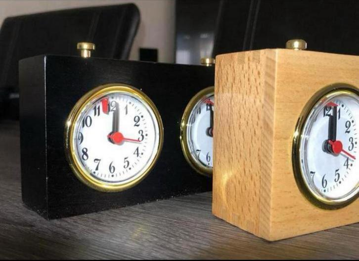 Houten analoge schaakklok - NIEUW - geen batterijen nodig, Antiek en Kunst, Antiek | Klokken, Ophalen of Verzenden