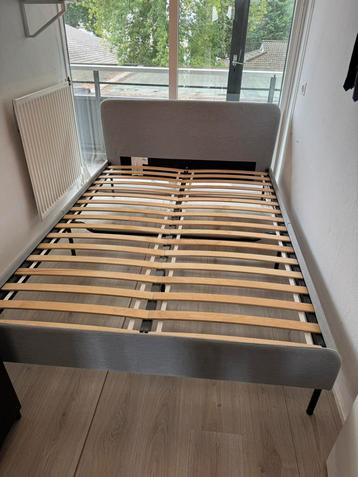 Bed IKEA 140x200 cm. Inclusief lattenbodems