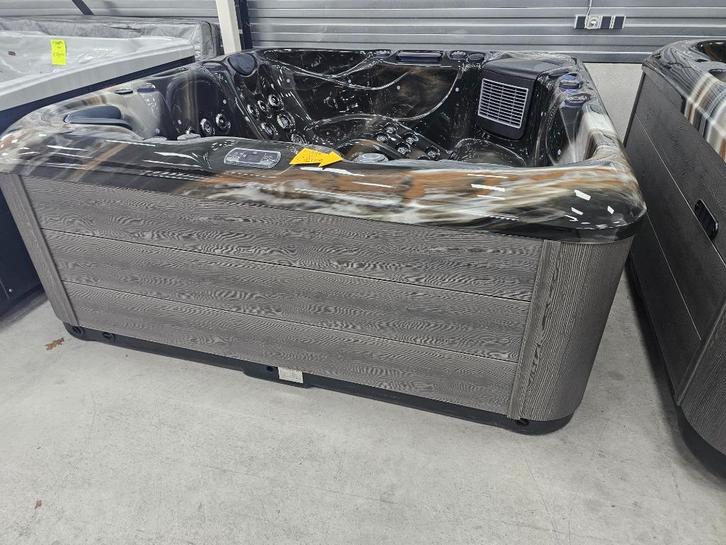 Nieuw zeer dikke spa fulloptions nu € 4000 afgeprijsd, Tuin en Terras, Bubbelbaden en Hottubs, Nieuw, Vast, Filter, Trap, Ophalen
