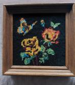 Mooi vintage borduurwerkje in houten lijst 18.5cm x 18.5cm, Antiek en Kunst, Curiosa en Brocante, Ophalen of Verzenden