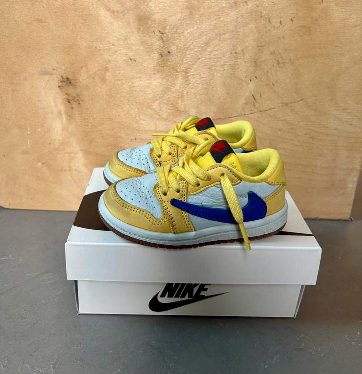 Nike Jordan 1 Low OG SP Travis Scott Canary (TD), Kinderen en Baby's, Kinderkleding | Schoenen en Sokken, Zo goed als nieuw, Schoenen