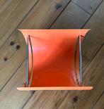 Stalen Lectuurbak - Oranje Design, Huis en Inrichting, Woonaccessoires | Krantenbakken en Lectuurbakken, Ophalen, Zo goed als nieuw
