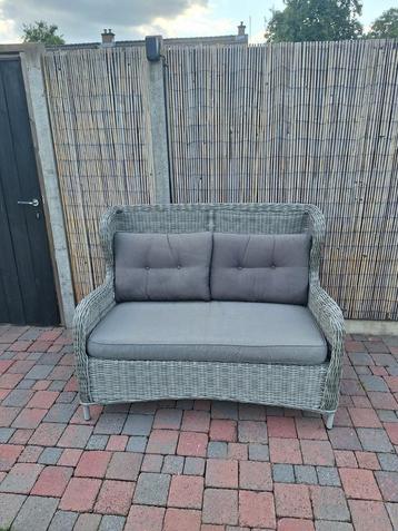 Loungebank 2-persoons  dikke kussens 135cm breed beschikbaar voor biedingen