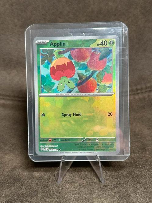 Applin [Poke Ball] #9 009/131(Pokemon Prismatic Evolutions), Hobby en Vrije tijd, Verzamelkaartspellen | Pokémon, Nieuw, Losse kaart