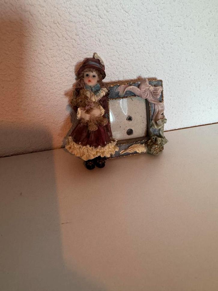 Vintage fotolijstje met meisje en teddybeer, Audio, Tv en Foto, Fotografie | Fotolijsten, Gebruikt, Ophalen of Verzenden