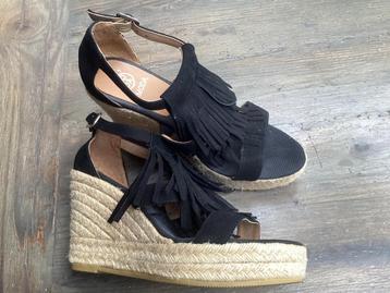 Omoda zwarte suède schoenen met sleehak maat 38 nieuwstaat. beschikbaar voor biedingen