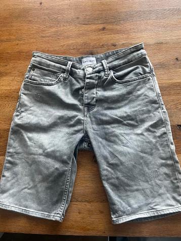 Anti Blue Korte Spijkerbroek Grijs Maat short beschikbaar voor biedingen