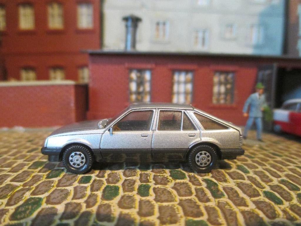 Opel Ascona C CC SR Hatchback - Herpa metallic-zilvergrijs, Hobby en Vrije tijd, Modelauto's | 1:87, Ophalen of Verzenden, Zo goed als nieuw