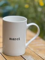 Marie Machielssen x Serax mok met tekst ‘merci’, Ophalen of Verzenden, Zo goed als nieuw, Overige stijlen, Kop(pen) en/of Schotel(s)
