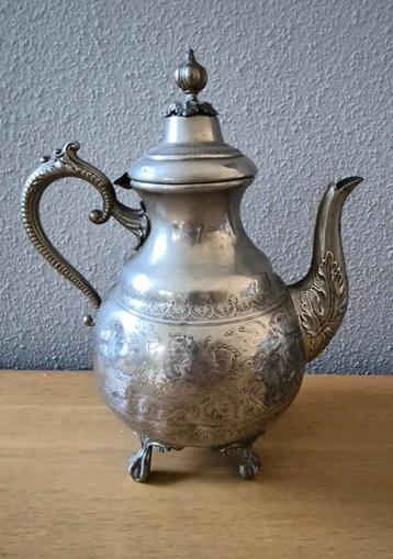 Antieke (ver)zilver(d)en theepot beschikbaar voor biedingen