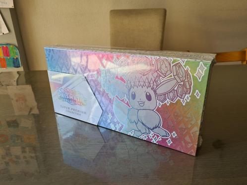 Sealed Prismatic Evolutions Super Premium Collection Pokemon, Hobby en Vrije tijd, Verzamelkaartspellen | Pokémon, Nieuw, Boosterbox