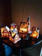 Kerst, 5 verbonden huisjes met verlichting met figuurtjes., Diversen, Kerst, Ophalen of Verzenden, Zo goed als nieuw