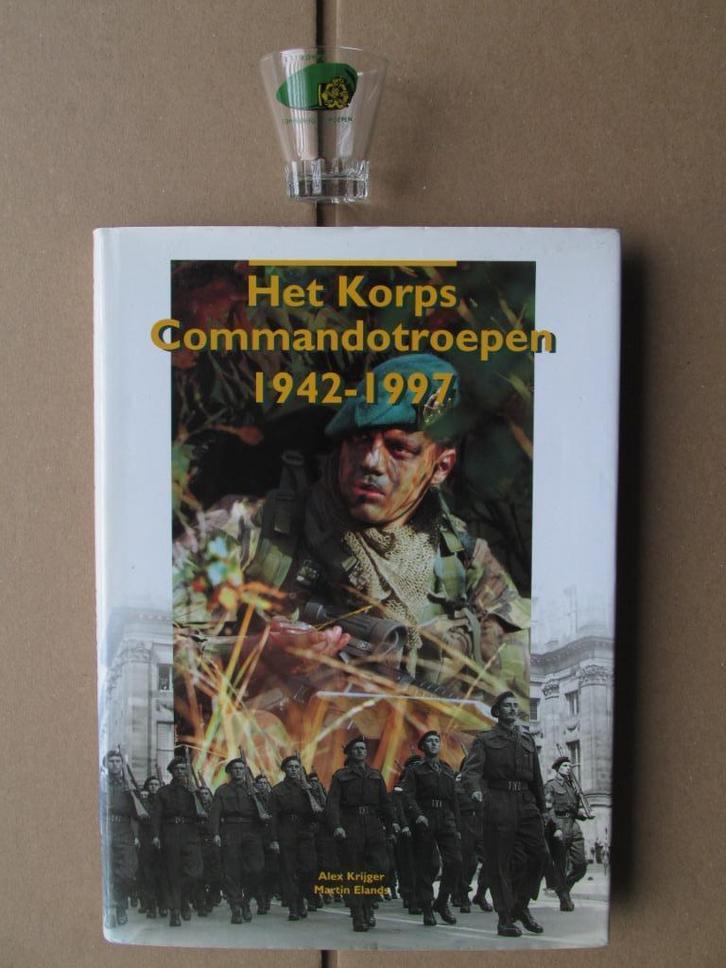 Boek Korps Commandotroepen (KCT) plus borrelglaasje, Boeken, Oorlog en Militair, Gelezen, Ophalen of Verzenden