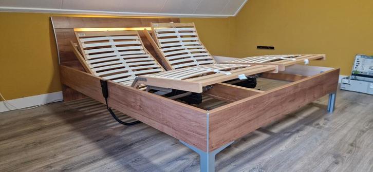 Tweepersoons  elektrische verstelbaar bed, Huis en Inrichting, Slaapkamer | Bedden, Gebruikt, Tweepersoons, 160 cm, 200 cm, Hout