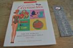 Barbie Boek It s all about the accessoires 1959-1972/ n.6, Verzamelen, Ophalen of Verzenden, Zo goed als nieuw, Overige typen