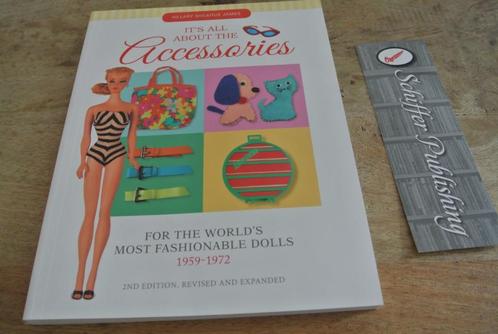 Barbie Boek It s all about the accessoires 1959-1972/ n.6, Verzamelen, Poppen, Zo goed als nieuw, Overige typen, Ophalen of Verzenden
