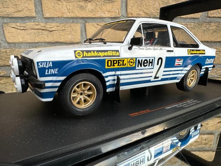 FORD ESCORT MK2 RS 1800 RALLY ZWEDEN 1982 IXO 1:18 NIEUW, Hobby en Vrije tijd, Modelauto's | 1:18, Nieuw, Auto, Overige merken