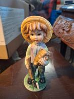 Vintage Porseleinen Beeldje Jongen met Strohoed, Antiek en Kunst, Ophalen of Verzenden