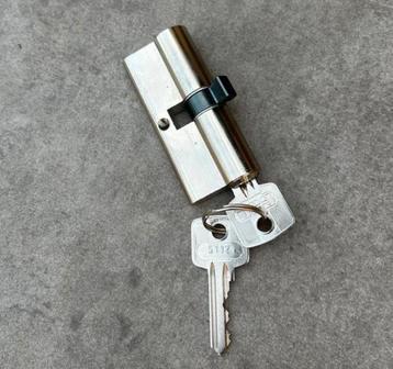 Cilinderslot met sleutels beschikbaar voor biedingen