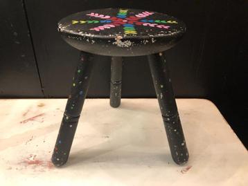 Prachtig Brocante Driepoot Eiken Melkkrukje met Retro Print, beschikbaar voor biedingen