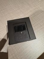 Jung USB wanddoos donkerbruin/zwart, Ophalen, Zo goed als nieuw, Stopcontact