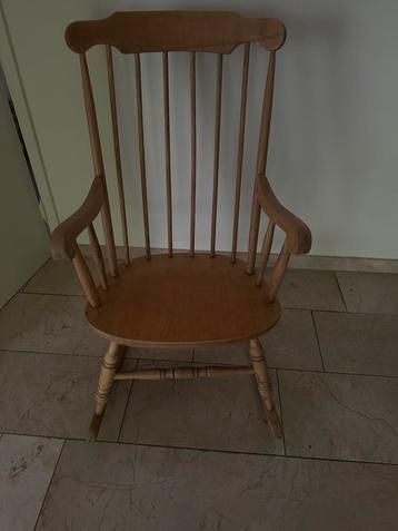 Mooie licht eiken schommelstoel beschikbaar voor biedingen