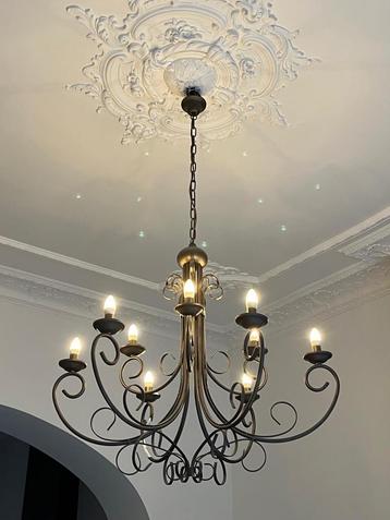 Elegante metalen kroonluchter beschikbaar voor biedingen