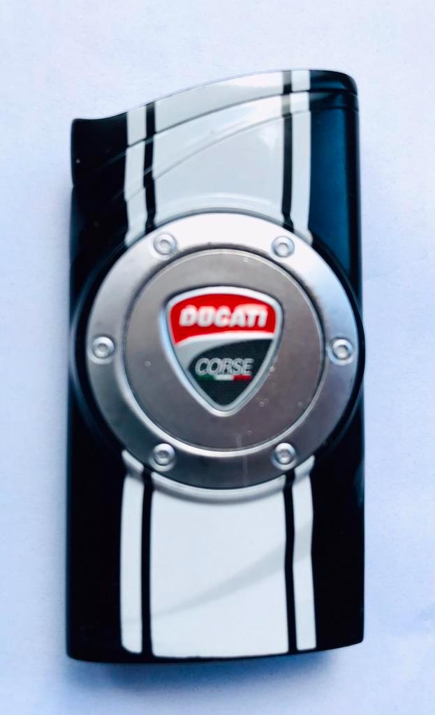 Piezo Aansteker - Zwart Wit Zilver Met Ducati Embleem, Verzamelen, Rookartikelen, Aanstekers en Luciferdoosjes, Zo goed als nieuw