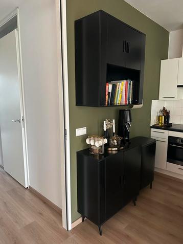 Zwarte tweedelige kast beschikbaar voor biedingen