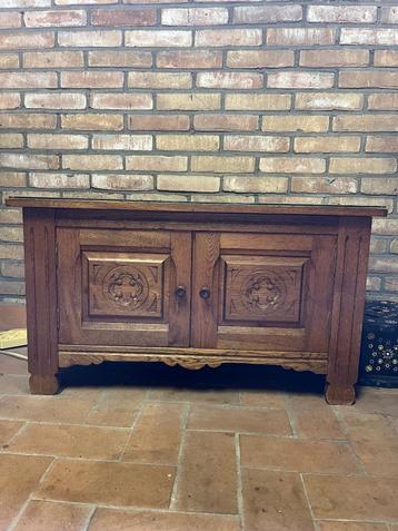 Laag eiken dressoir met bewerking beschikbaar voor biedingen