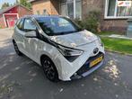 Toyota Aygo 1.0 VVT-i x-clusiv 5DEUR AUTOMAAT CARPLAY CAMERA, Stof, Gebruikt, Euro 6, 4 stoelen