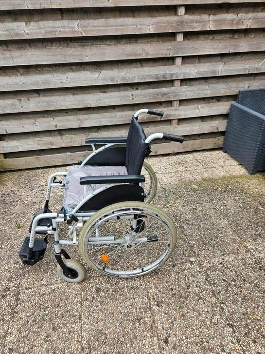 Uistekende rolstoel, Diversen, Rolstoelen, Zo goed als nieuw, Duwrolstoel, Ophalen of Verzenden
