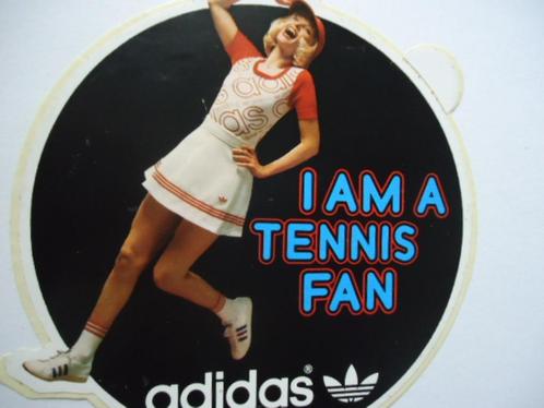 sticker oud PINUP ADIDAS Tennis fan retro pin up retro groot, Verzamelen, Stickers, Zo goed als nieuw, Bedrijf of Vereniging, Ophalen of Verzenden